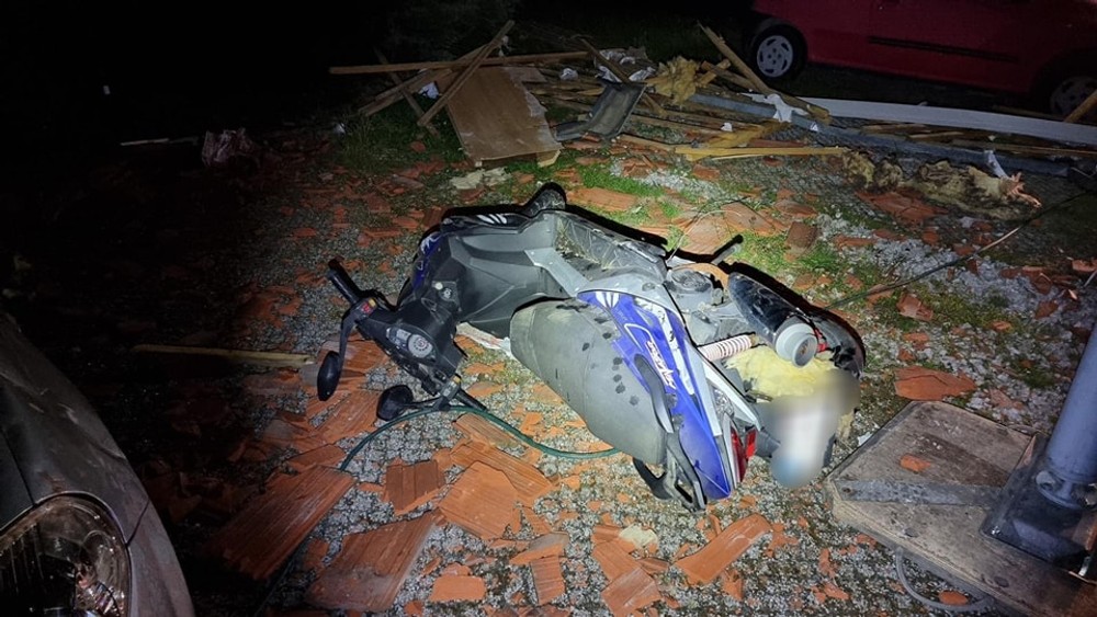 zničená motorka po výbuchu