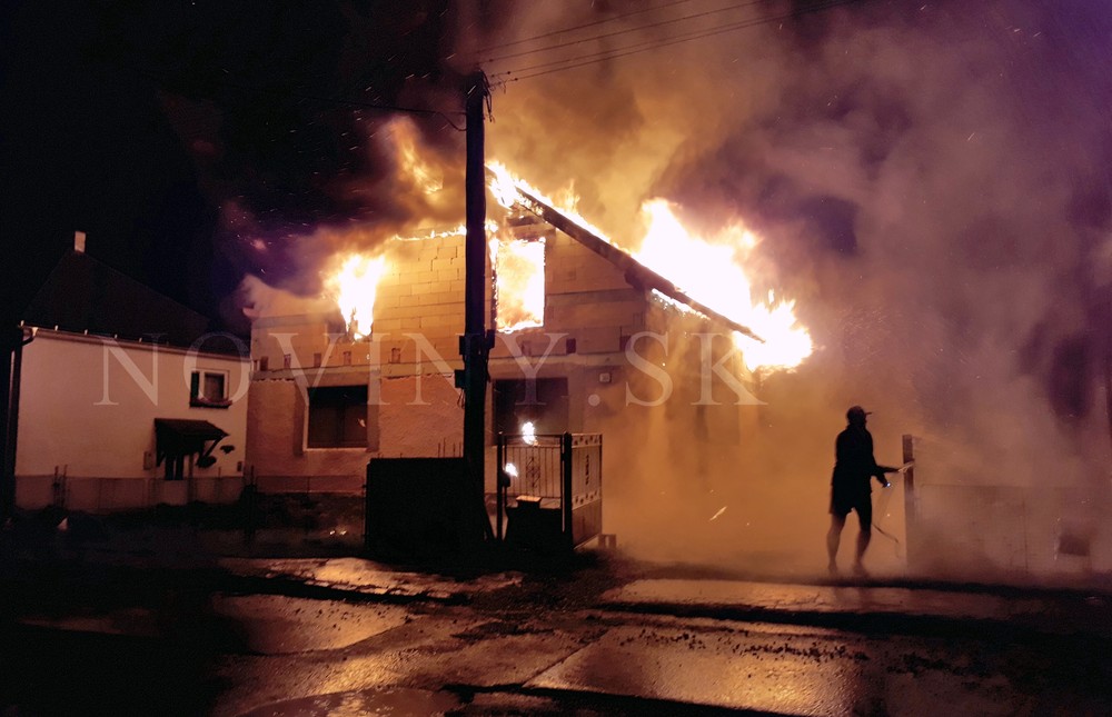 Séria bleskov na Horehroní pripravila mladú rodinu o strechu nad hlavou, dom úplne vyhorel
