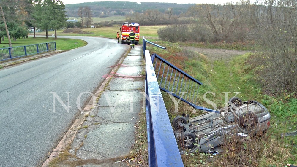Auto sa zrútilo na breh potoka