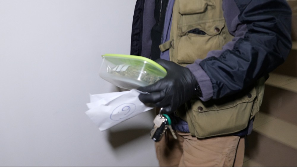 Kukláči vtrhli do jednej z kancelárií v blízkosti centra Bytče. V putách odviedli troch mužov