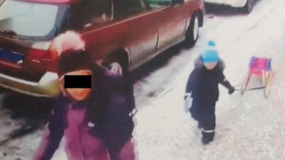 Jana so synom tesne pred zmiznutím