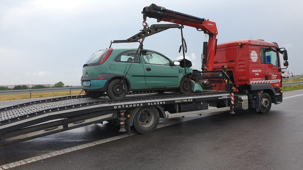 Pri náraze do zvodidiel zomrela žena. Pravdepodobne nemala zapnutý bezpečnostný pás