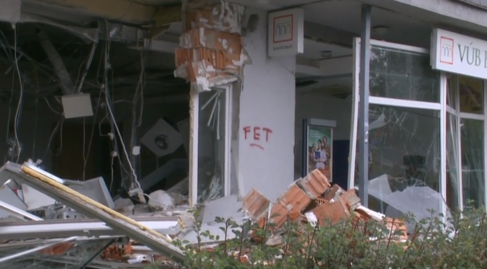 Košicami sa ozýval hlasitý výbuch. Dvaja páchatelia vyhodili do vzduchu bankomat