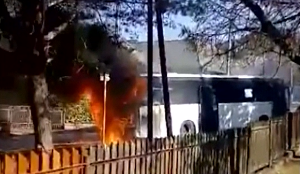  Autobus plný ľudí začal počas jazdy horieť. Zhorel úplne do tla 