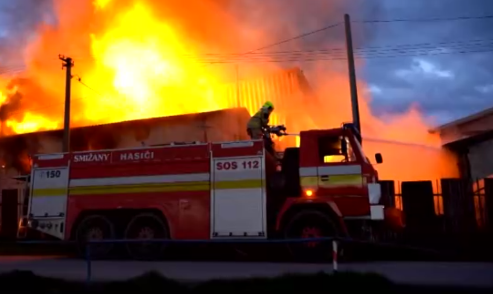 Halu na výrobu peliet zachvátili plamene