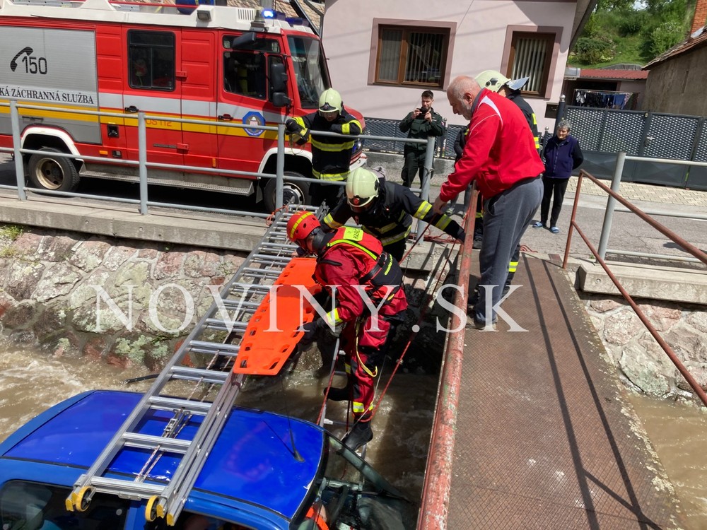 Záchranná akcia v obci Voznica
