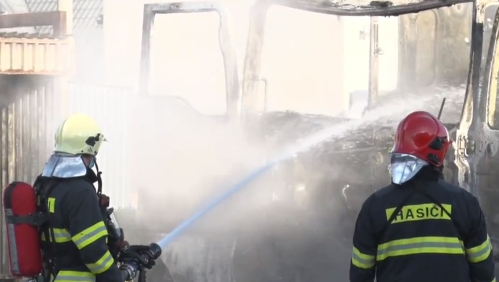 Pri Prešove horel počas jazdy kamión