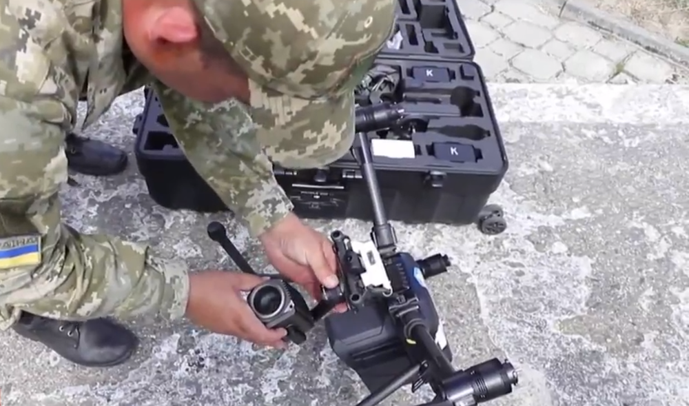 Dron pri policajnom zásahu na hraniciach odhalil nelegálneho migranta