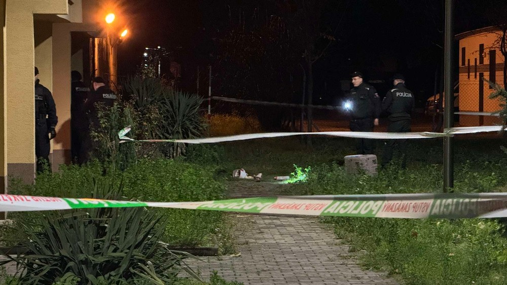 Muž vyhodil z okna kvetináče a nábytok