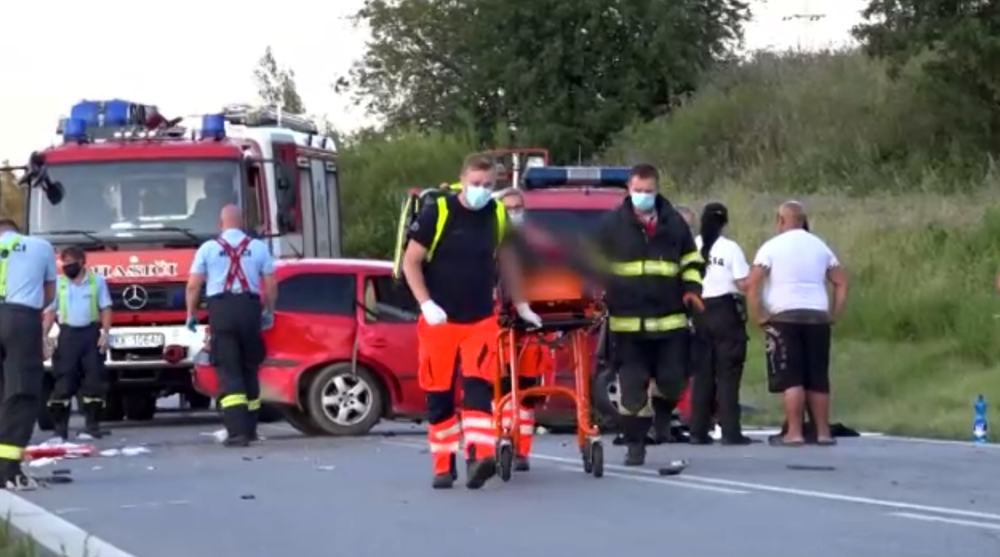 Jeden mŕtvy, traja ťažko a traja ľahko zranení. Toto je výsledok zrážky troch áut