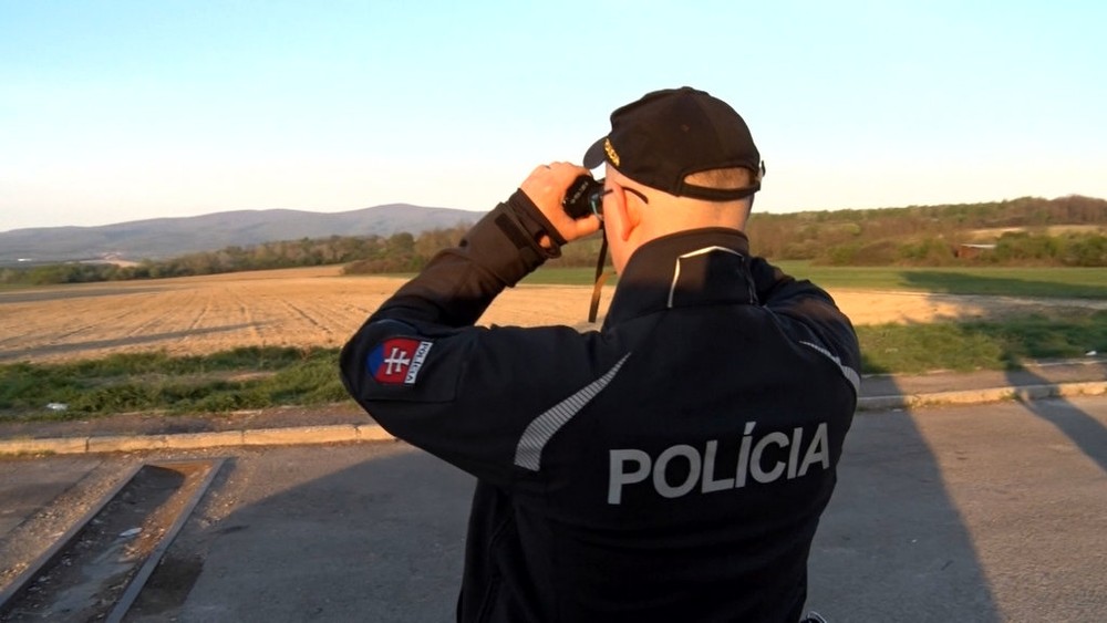 Pašerák prerazil hraničnú závoru