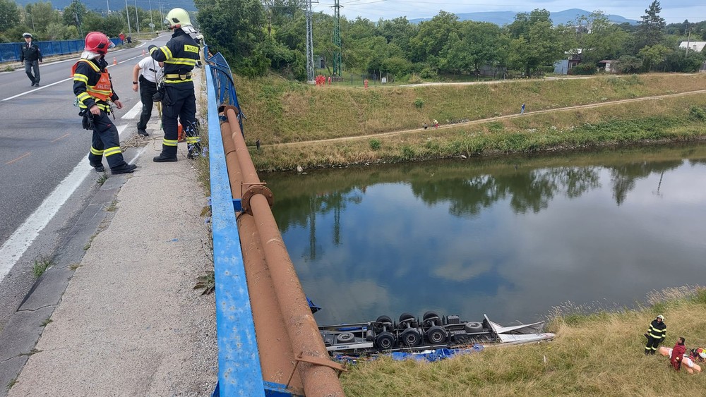 Nehoda kamióna: Vodič zletel z mosta