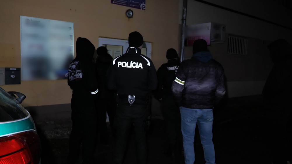 Kukláči vtrhli do jednej z kancelárií v blízkosti centra Bytče. V putách odviedli troch mužov