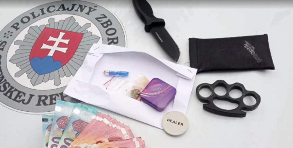 Policajti dostali za mreže dílera kurióznym spôsobom. Mladíka prezradila panika