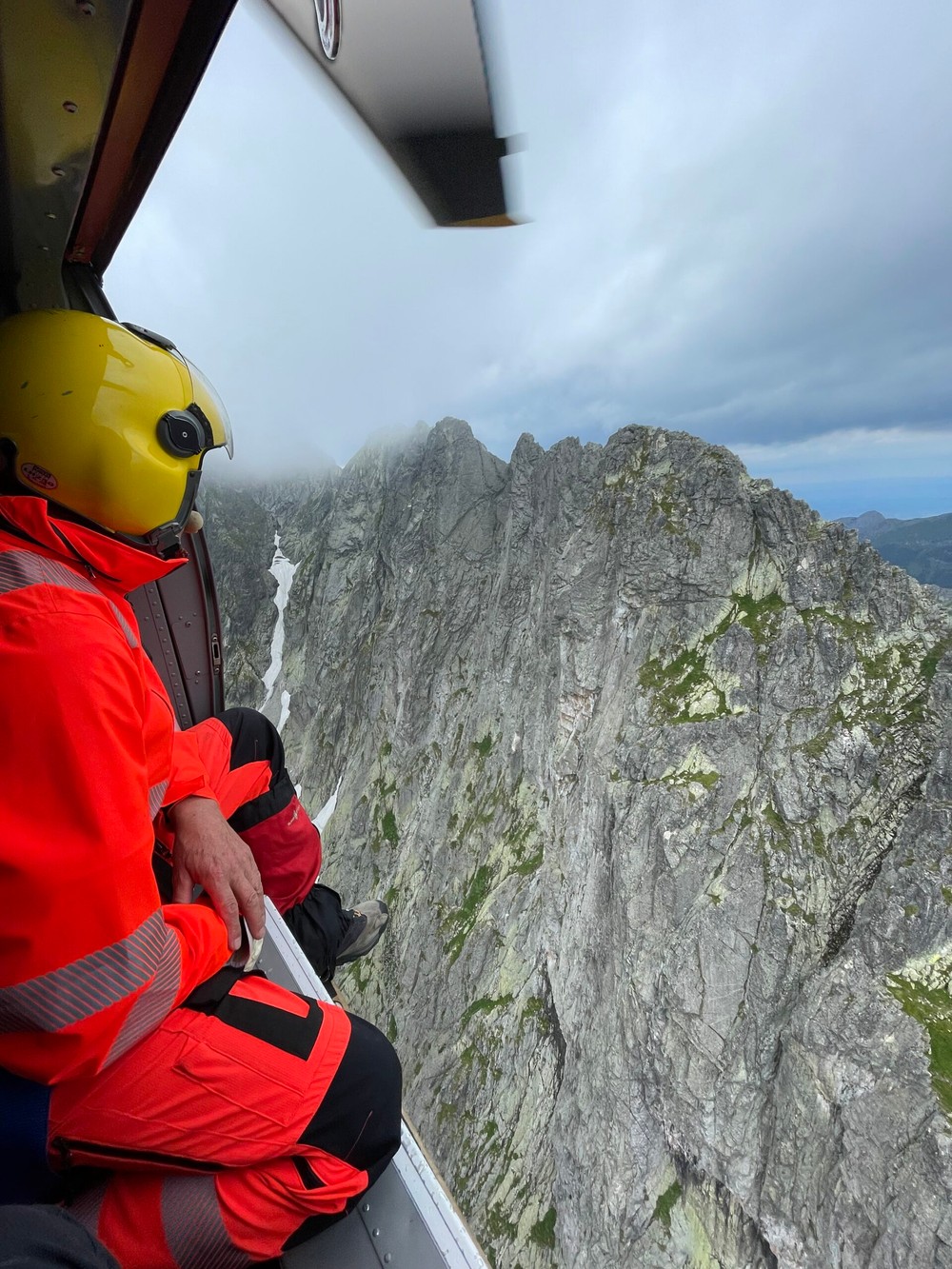 Záchranná akcia na Karbunkulovom hrebeni HZS zranene turistky (3)
