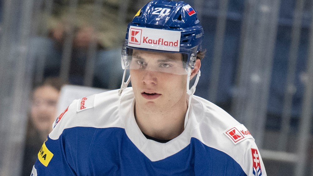 útočník Juraj Slafkovský (cropped)