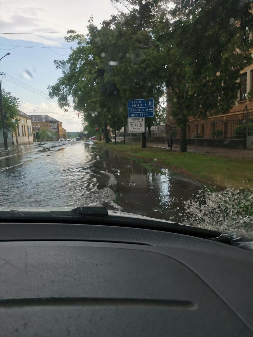 Silná búrka polámala stromy