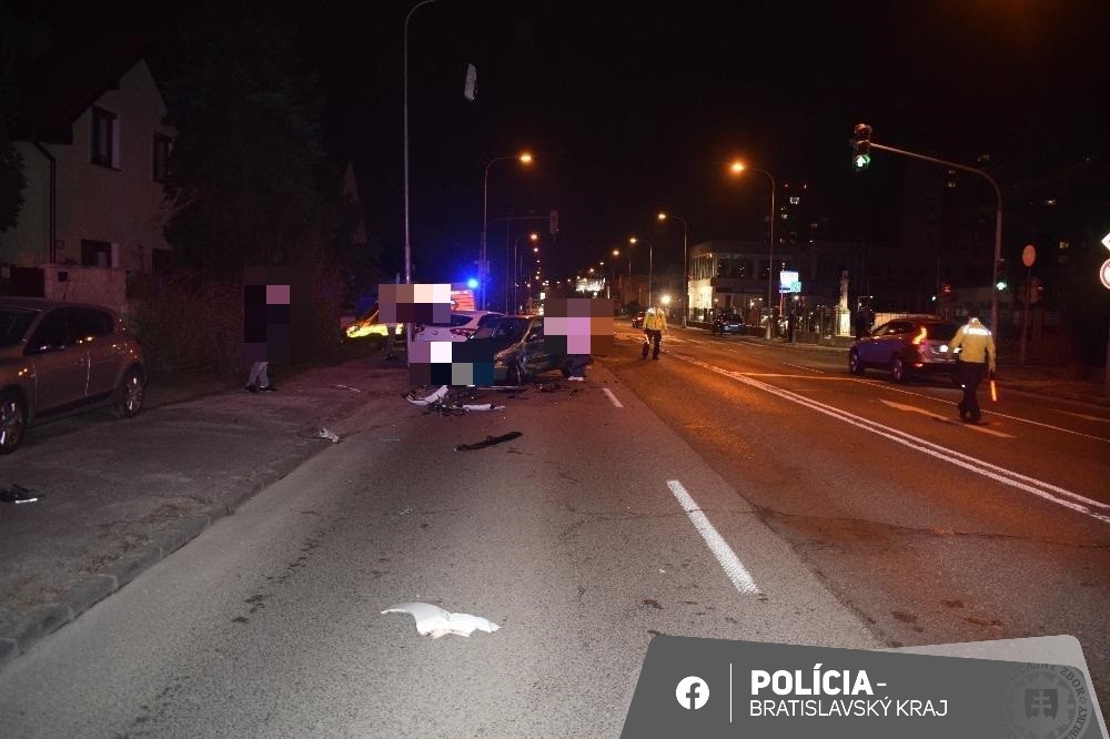 Vodič mal na križovatke prejsť na červenú a zrazil sa s ďalším autom