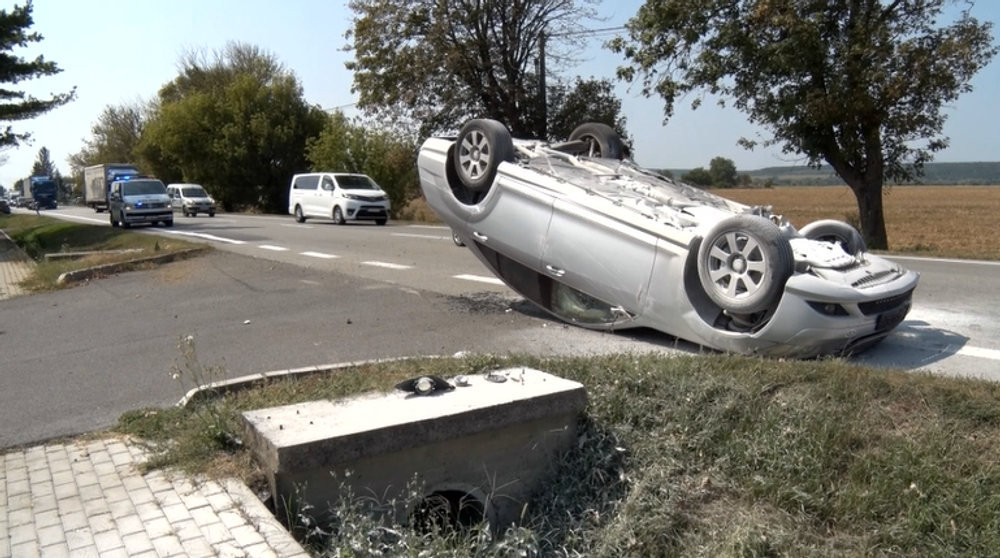 Vodič dostal za volantom mikrospánok. Po náraze sa vozidlo prevrátilo na strechu