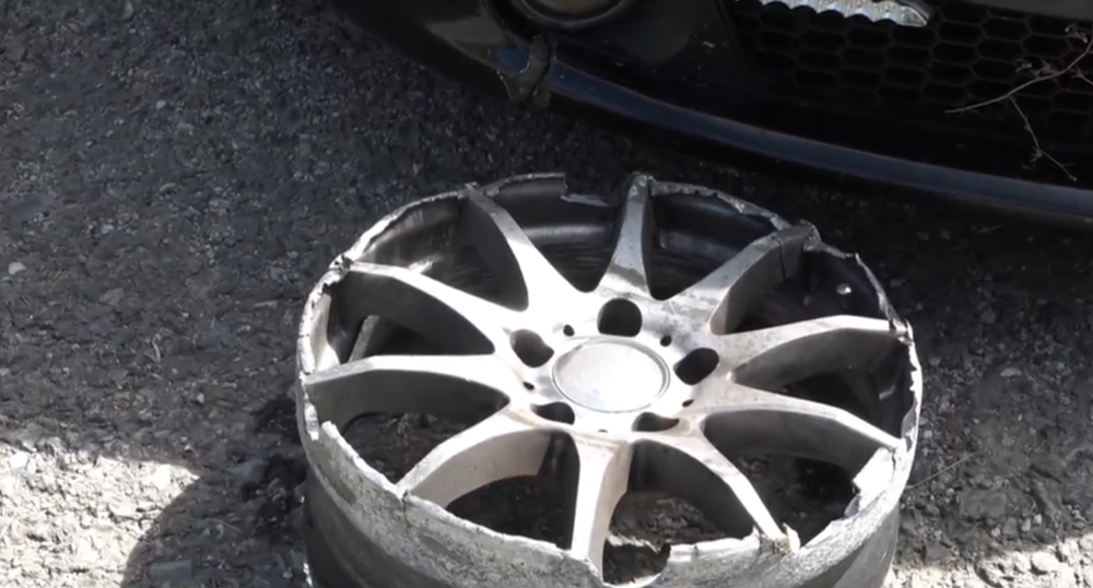 Opitý vodič unikal niekoľko kilometrov, nezastavil ho ani defekt  