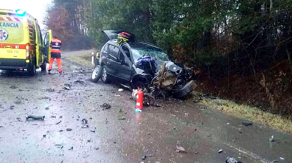 Auto s troma deťmi dostalo šmyk, rodinu po havárii odviezli z miesta záchranári 
