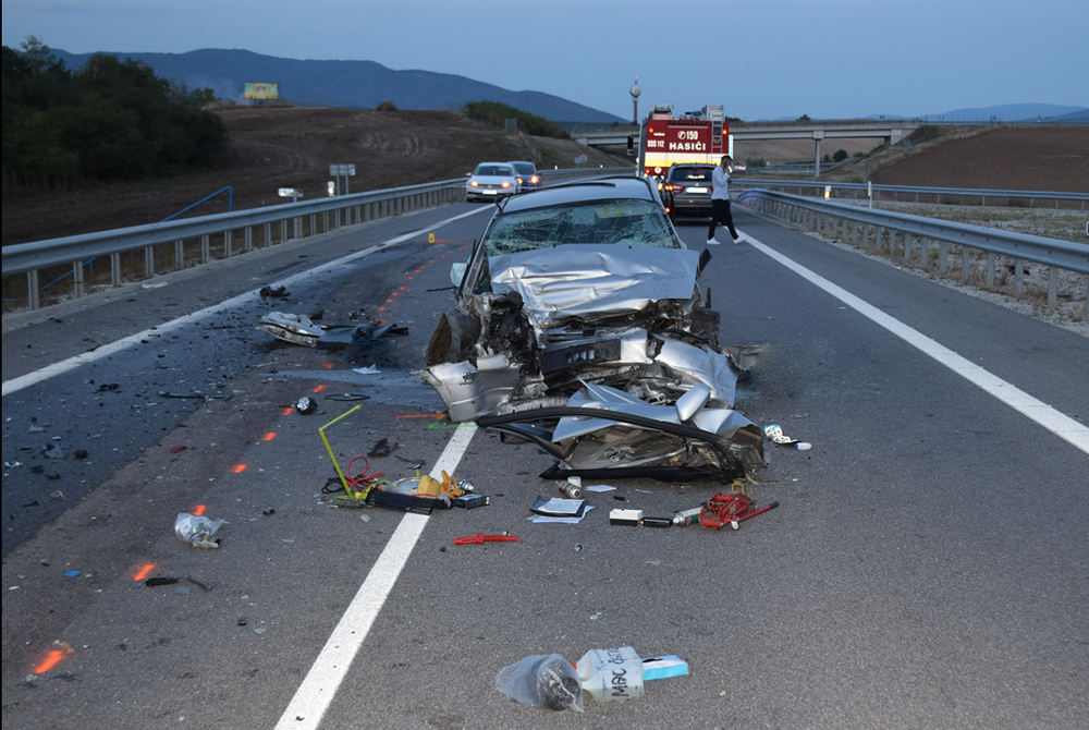 Zrážka osobného auta s dvoma kamiónmi 