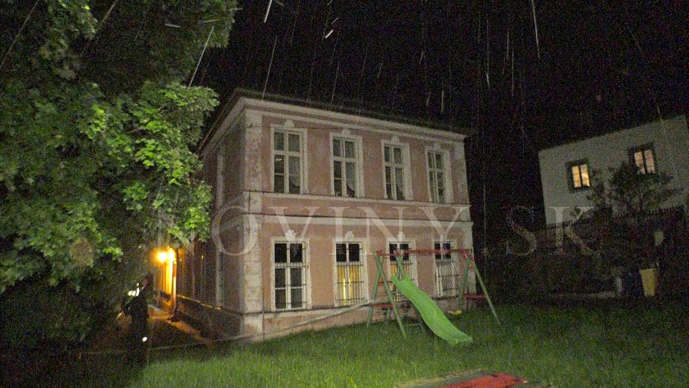 Dráma v Banskej Štiavnici: Muž mal manželku poliať kyselinou, postreliť mal aj syna