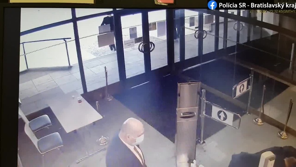 [multi] Muž so sekerou v parlamente 1313