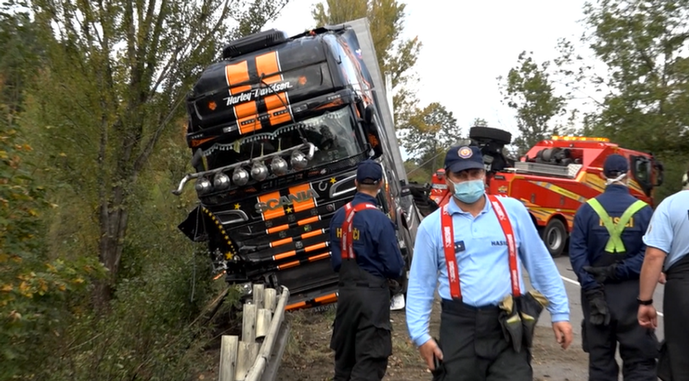 Nehoda kamióna zablokovala cestu pri Strečne, vodič skončil v policajnej cele