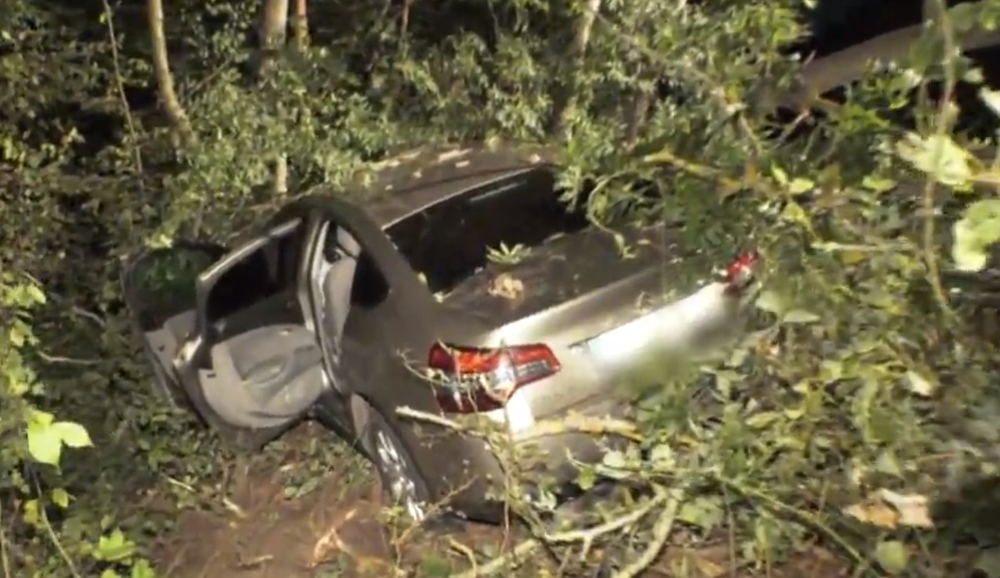 Vážna dopravná nehoda na Horehroní: Vodič vošiel do protismeru, auto zastavili až stromy 