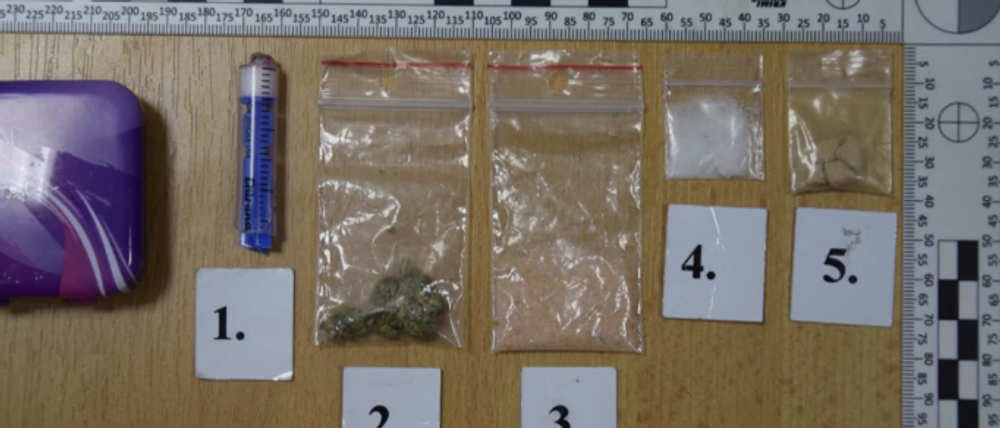 Policajti dostali za mreže dílera kurióznym spôsobom. Mladíka prezradila panika