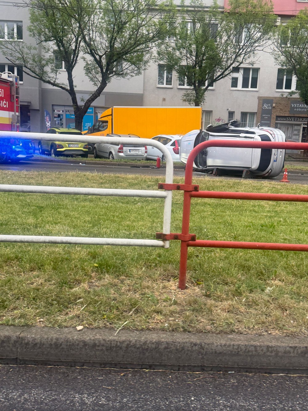 Vodiči sa zdržia: Trnavskú cestu zablokovalo prevrátené auto