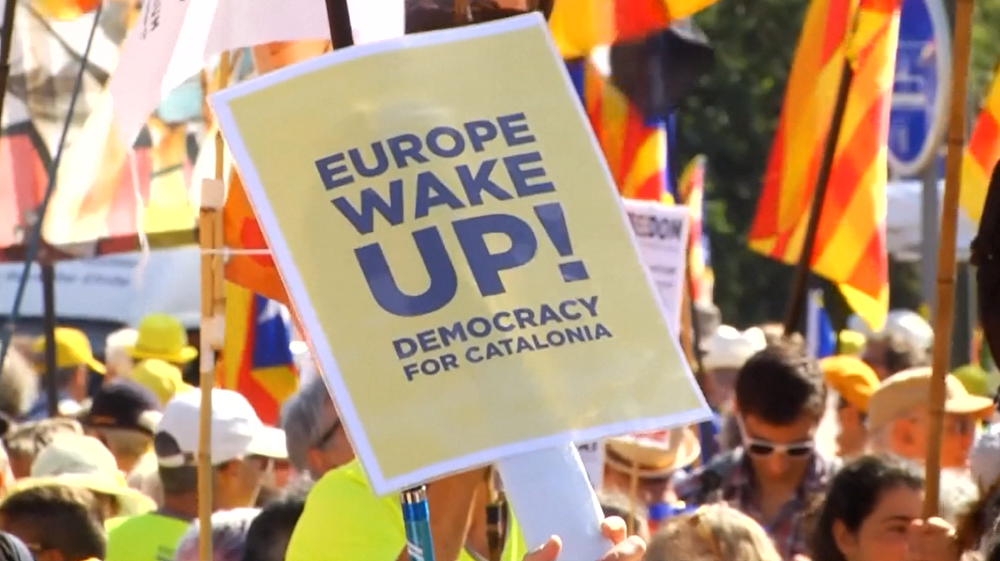 Úvodné zasadnutie nového Európskeho parlamentu poznačili protesty