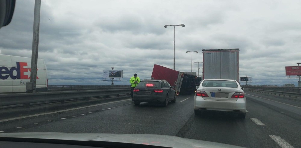 Na viacerých úsekoch hlásia obmedzenia. Víchrica prevrátila návesy, vietor láme aj stromy 
