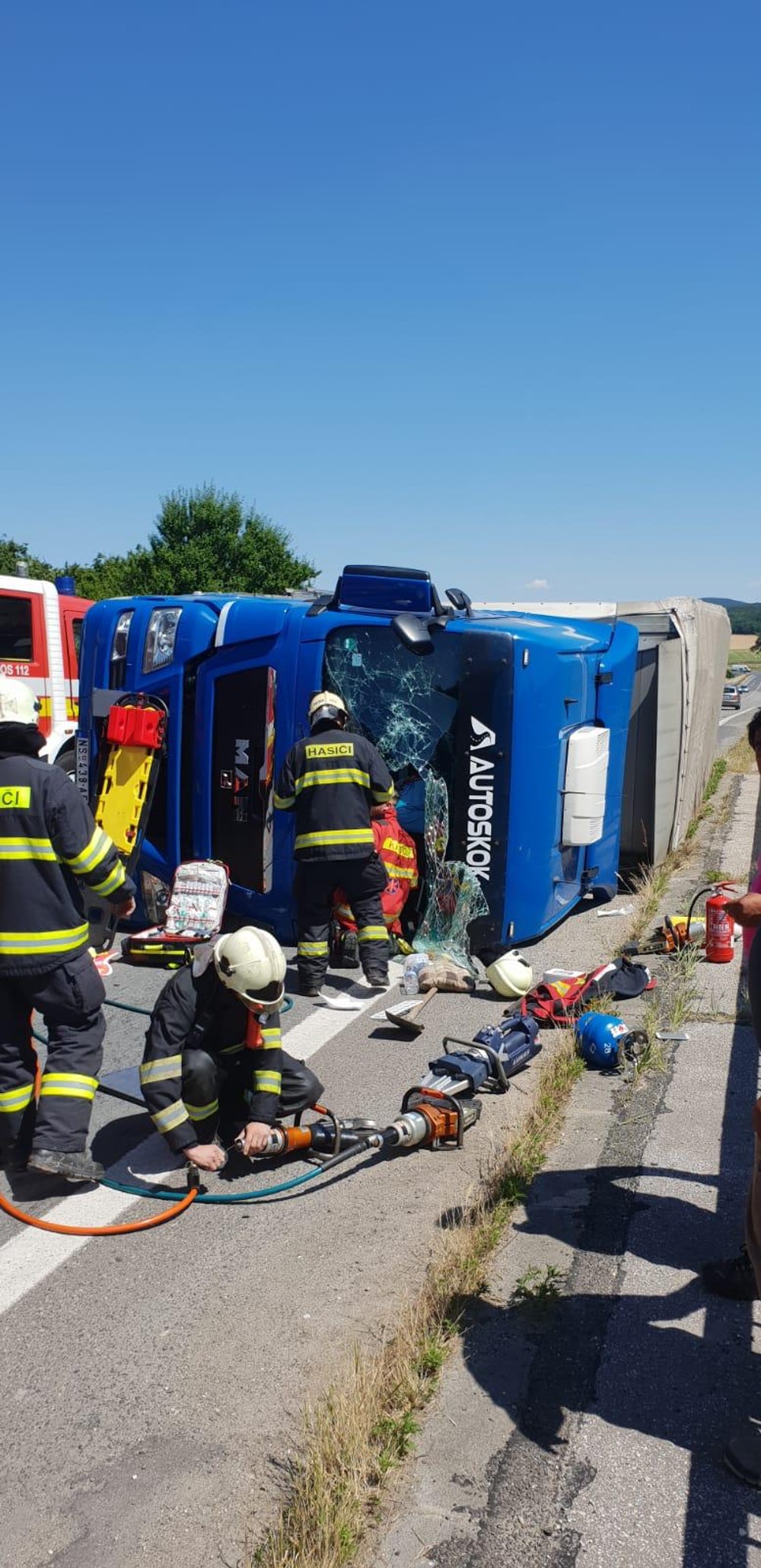 Vážna nehoda si vyžiadala výjazd leteckých záchranárov. Na ceste ostal prevrátený kamión