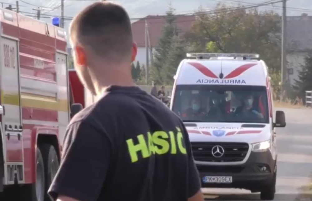 Strecha v plameňoch: Pomoc hasičov z okolia Sniny potreboval ich vlastný kolega 