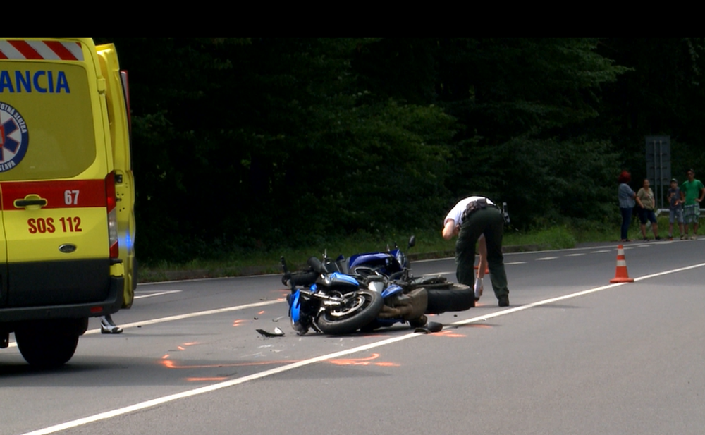Zrážka dvoch motorkárov uzavrela hlavný ťah na Handlovú, na miesto privolali vrtuľník 