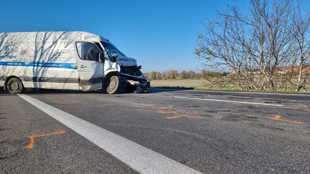 Čelná zrážka dodávky s policajtmi