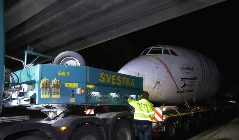 Vládny špeciál prevážajú popod most 1