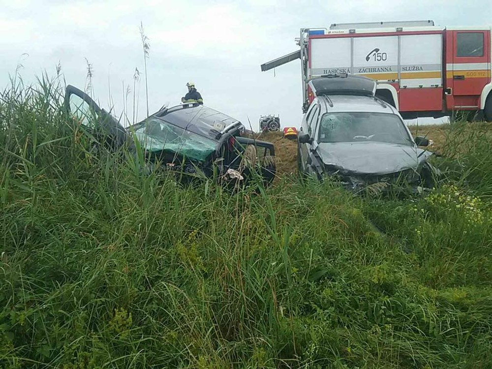 Dopravná nehoda pri Komárne si vyžiadala obeť aj zranených. Autá odhodilo mimo vozovku 