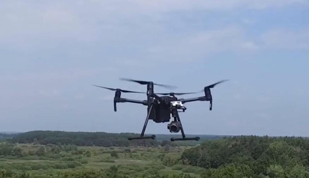 Dron pri policajnom zásahu na hraniciach odhalil nelegálneho migranta