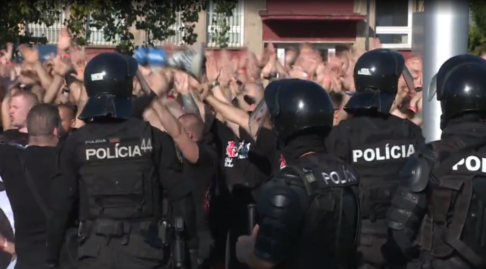 Súboj tradičného derby neskončil len na trávniku. Zápas opäť sprevádzalo primitívne chovanie fanúšikov