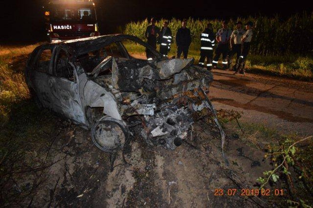 Tínedžeri narazili s autom do stromu. Vozidlo skončilo celé v plameňoch