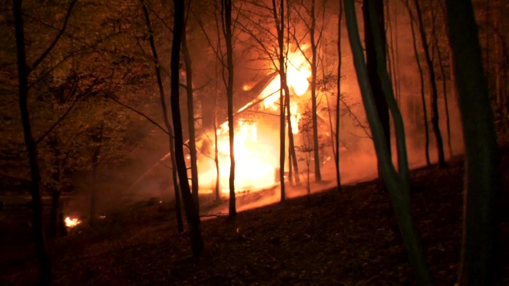 [multi] Turisti utekali z horiacej chaty 1402