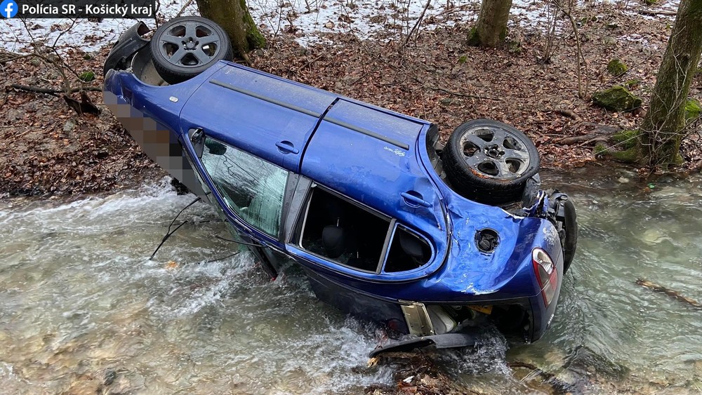 Auto skončilo v potoku
