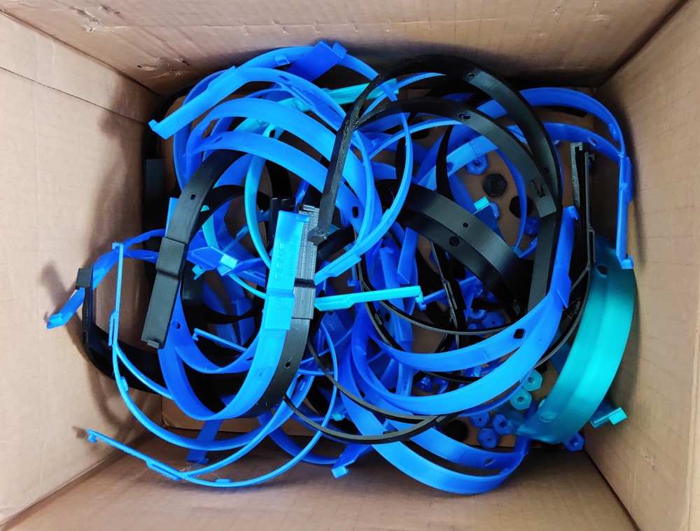 Vytlačené časti ochranných štítov, pripravené na odovzdanie kuriérovi