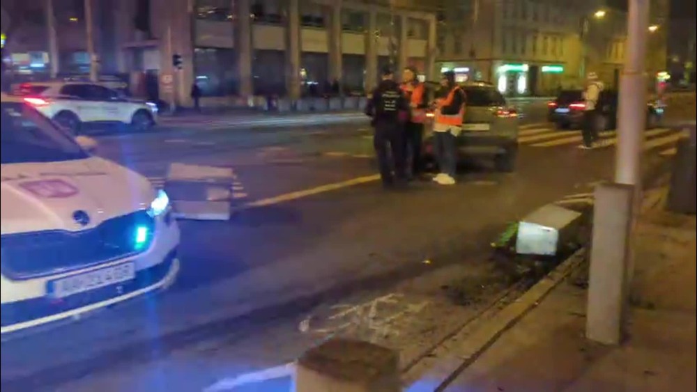 [multi] Nehoda na Kamennom námestí 1160