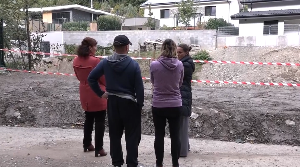 Na zosuv svahu pri domoch mal pomôcť bager. Priviezli ho ale bez bagristu