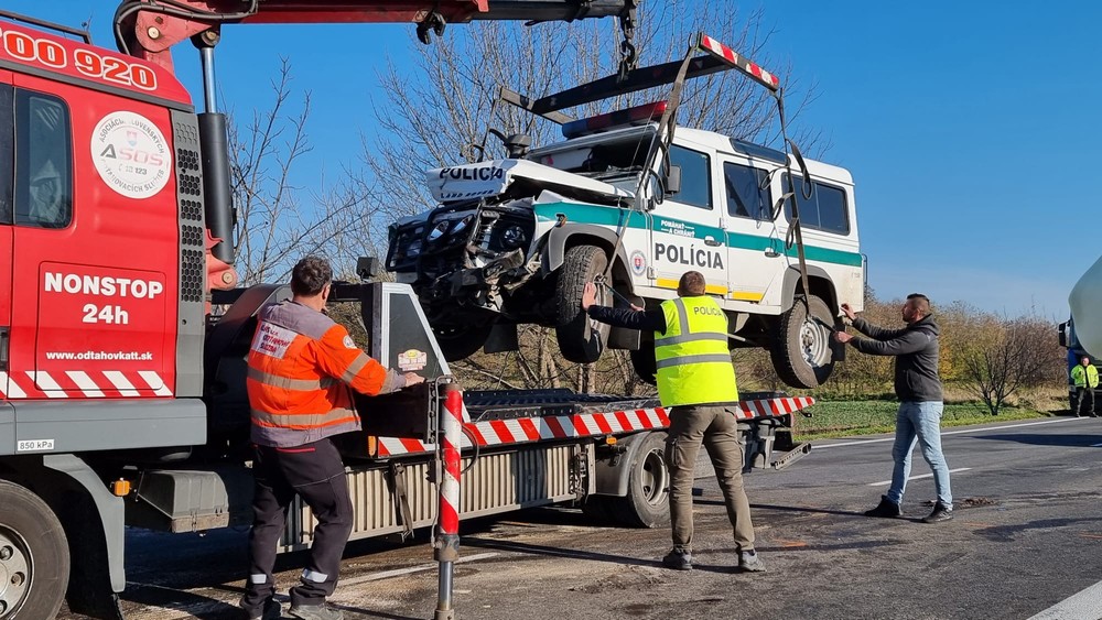 Čelná zrážka dodávky s policajtmi