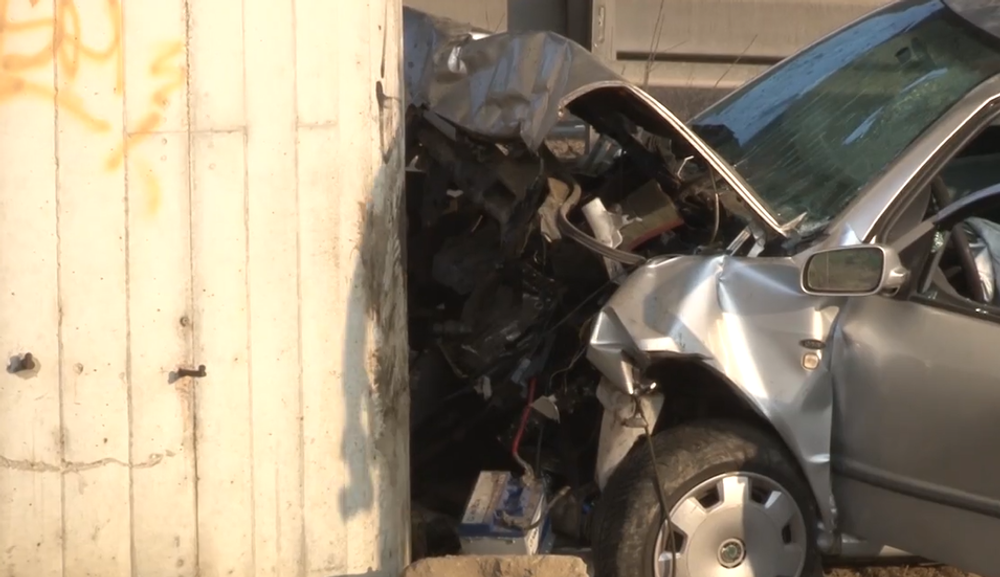 Muž narazil s autom do mostného piliera